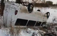Под Киевом маршрутка с пассажирами перевернулась на полном ходу (видео)