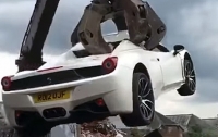 Дорогой Ferrari по ошибке отправили под пресс (видео)