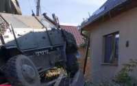 В Румынии бронемашина НАТО въехала в забор частного дома
