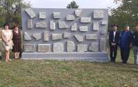 В Дунаевцах открыли мемориал из фрагментов еврейских надгробий