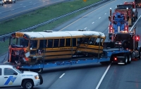 В США 20 человек пострадали при столкновении фуры со школьным автобусом