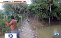 Двадцать гостей свадьбы упали в реку с подвесного моста (видео)
