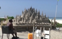 Бразилец построил замок из песка, где проживает вот уже 22 года (видео)