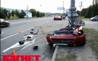 В Москве Ferrari из-за пешехода разорвало напополам (ВИДЕО)