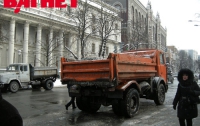 Добкин бросил более ста рабочих на уборку снега в области