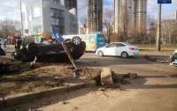 В результате ДТП на проспекте Шухевича перевернулось авто (видео)
