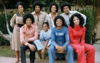 Братья и сестры Майкла Джексона делят его виллу