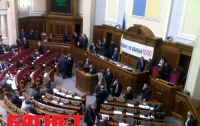 В Раде оппозиция заблокировала трибуну, чтобы «Янукович не убивал Юлю»