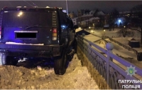 Пьяные девушки украли Hummer в Ривне и врезались в Lanos
