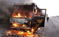 Жуткое ЧП на дороге: автобус с пассажирами загорелся во время движения