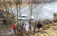 На Закарпатье автомобиль с ребенком упал с моста в реку