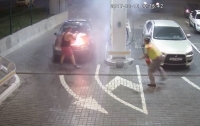 В Киеве заправщик погасил горящий автомобиль (видео)