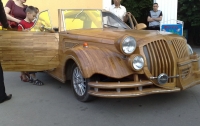 Украинский умелец выставил на продажу деревянный кабриолет