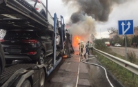В Ровенской области столкнулись два грузовика, водитель погиб, шесть легковых авто сгорели