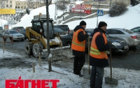 Снег возле Администрации Президента убирают лопатами с ющенковскими ленточками (ФОТО)