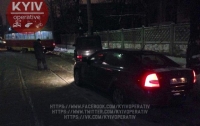 В Киеве трамвай столкнул в столб внедорожник