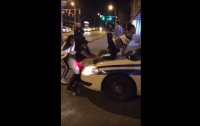 Полицейский разрешил незнакомкам станцевать тверк на служебной машине (видео)