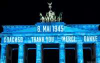 В ФРГ отметили день капитуляции нацистов: на Бранденбургских воротах высветили слово 