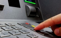 Сотрудники банка воруют с карточек переселенцев деньги