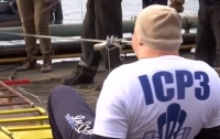 Украинец протянул по воде зубами 600-тонный корабль (видео)