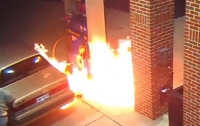 Пытаясь сжечь паука, американец устроил пожар на бензоколонке (ФОТО)