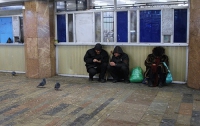 В киевском метро двое псевдонищих зарабатывали 300 грн в час 