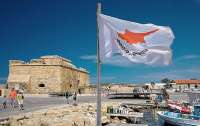 Власти Кипра запретили банкам проводить операции с рублем