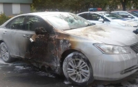 В центре Харькова сожгли элитный автомобиль