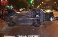 В Киеве произошло тройное ДТП с опрокидыванием