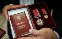 Президент наградил 12 военных орденами и медалями