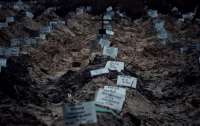 В окупованому Маріуполі знаходять стихійні поховання (фото)