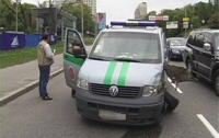 В центре Киева инкассатор грубо нарушил правила и врезался в джип