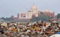 Мусорная гора в Индии станет выше Тадж-Махала