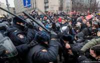 В России снова собирают толпу, чтобы полиции было кого бить и пихать в автозаки