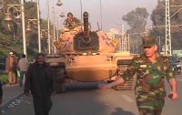 Египетская армия разогнала протестующих в Каире и огородила дворец президента «колючкой»