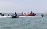В Индонезии затонул катер с 40 людьми на борту