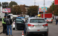 ДТП в Днепре: водитель сбил мужчину с 2-летним ребенком