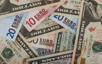 Bloomberg отнес рубль к самым быстро обесценивающимся валютам