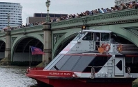 В Лондоне прогулочный катер врезался в Вестминстерский мост (видео)