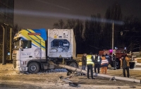 В Киеве грузовик снес столб и перекрыл движение