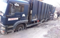 В Черкассах мусоровоз провалился под асфальт