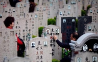 Китайцы традиционно оккупировали кладбища с пивом и сигаретами (ФОТО) 