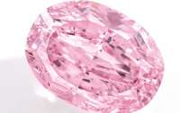 Пурпурно-розовый бриллиант продали на аукционе за $26,6 млн