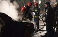 В Виннице возле школы на ходу загорелся Mersedes (видео)
