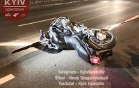 В Киеве байкер с пассажиром попали в страшное ДТП (видео)