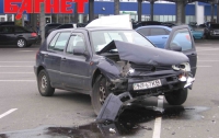В Киеве на парковке гипермаркета произошло ДТП, основной виновник которого поспешно скрылся 