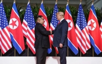 Историческая встреча: Трамп и Ким пожали друг другу руки