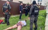 Во Львове неадекватный наркоман забросал полицейских гранатами (видео)