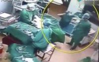 Без наркоза: в Китае хирурги подрались во время операции (видео)