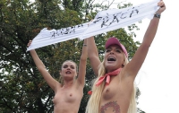 Как FEMEN в топлес-костюмах резервировали автозаки для бандитов (ФОТО)
